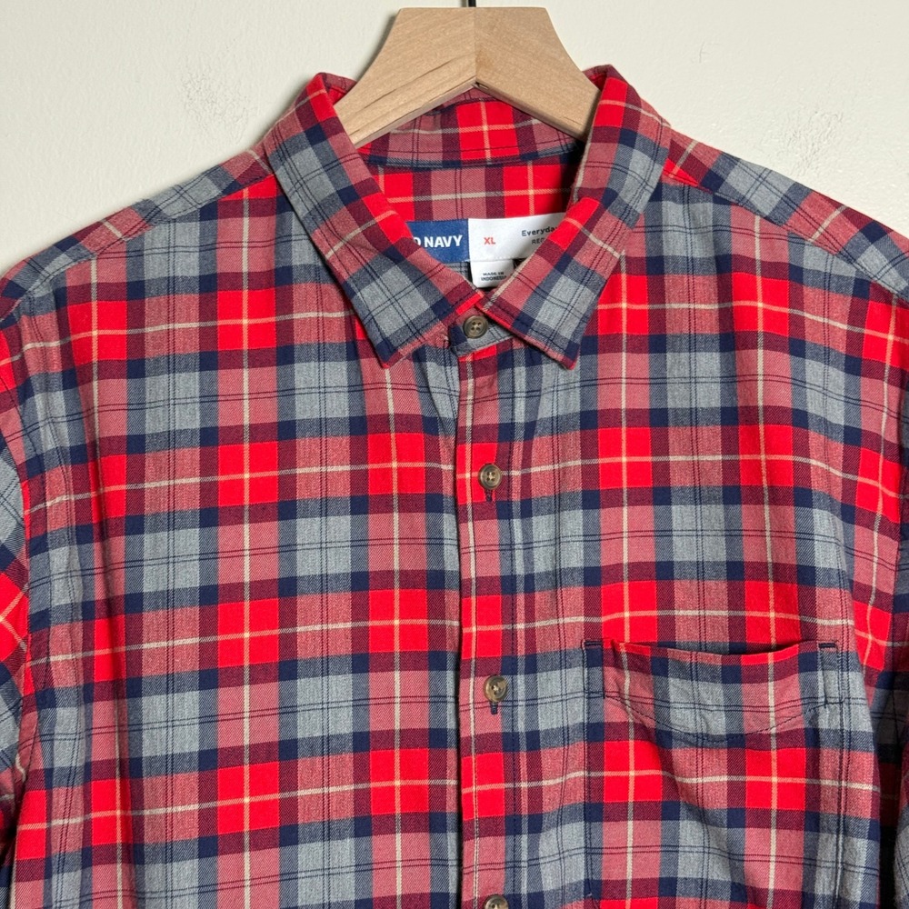 Old Navy Mens XL Everyday Shirt Regular Fit Red Navy Blue Plaid Button Down